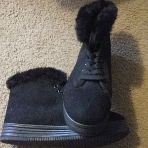 Almost new shoes with faux fur
